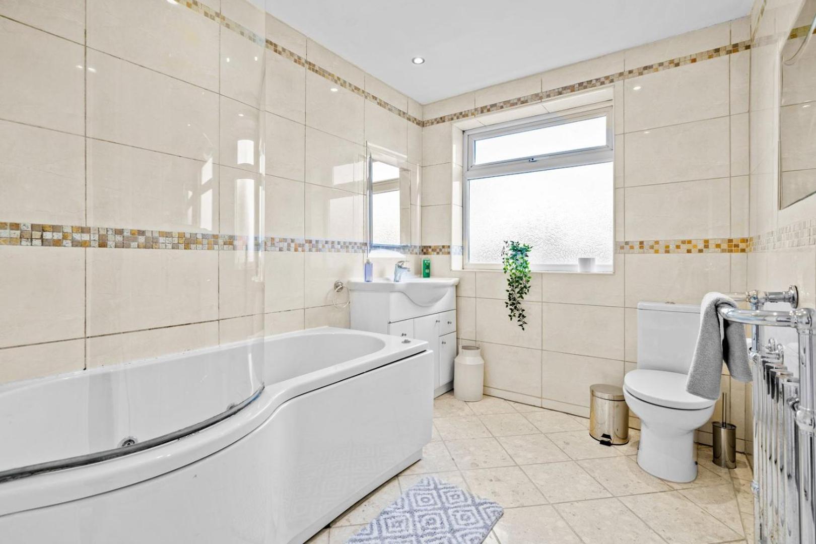 Spacious 5 Bedroom House Нотингам Екстериор снимка