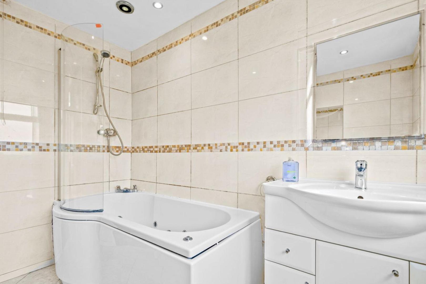 Spacious 5 Bedroom House Нотингам Екстериор снимка