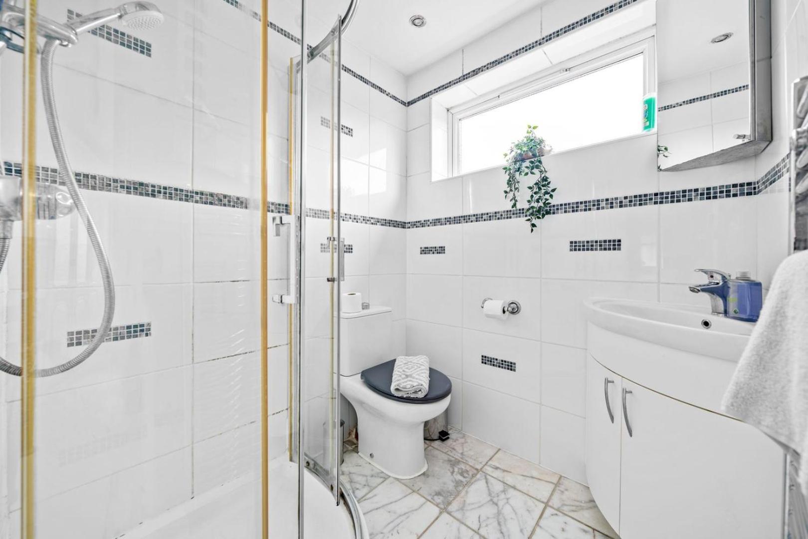 Spacious 5 Bedroom House Нотингам Екстериор снимка